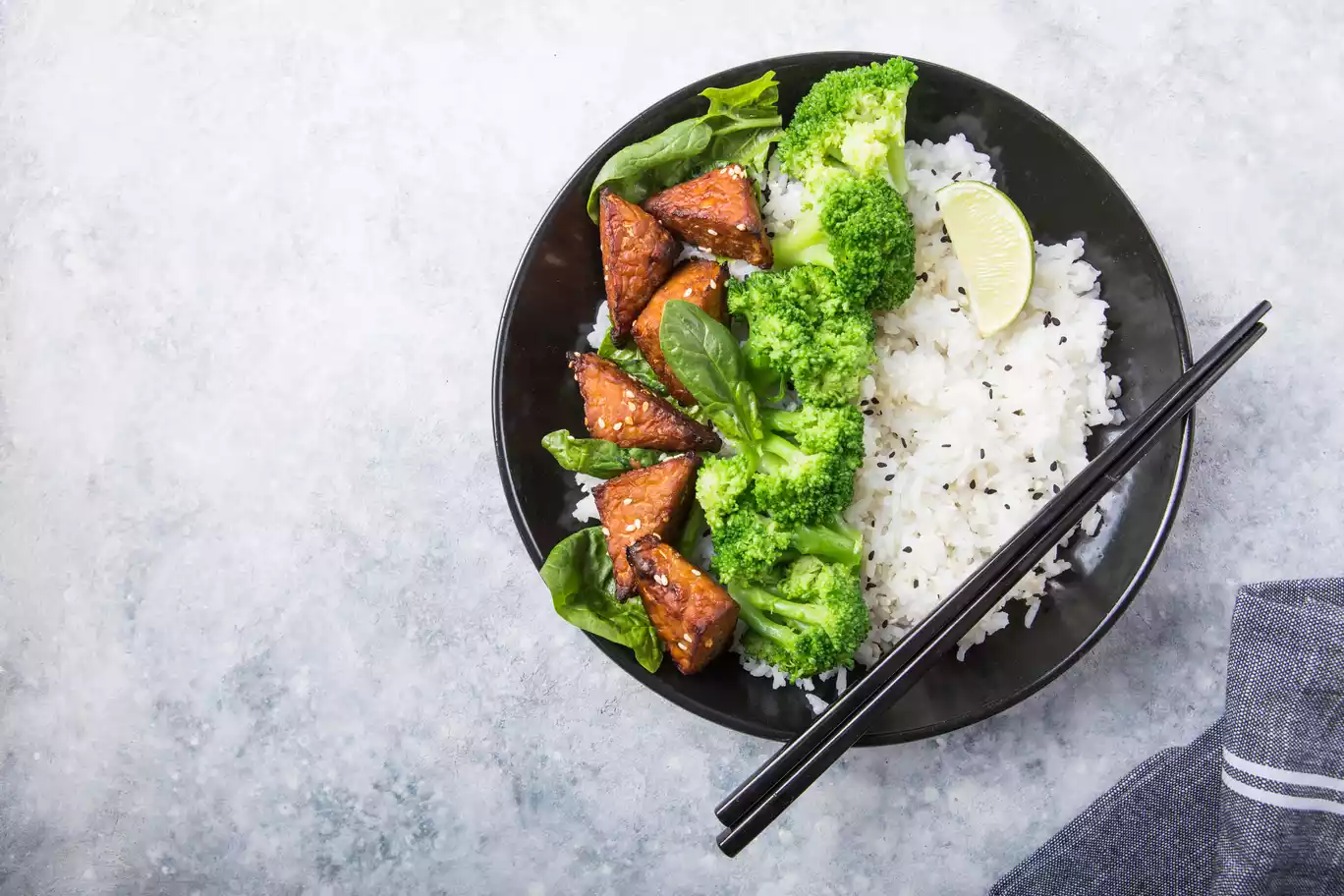Comida vegana para hacer deporte tempeh caramelizado con brócoli y arroz + pan de avena + batido proteico de fresas