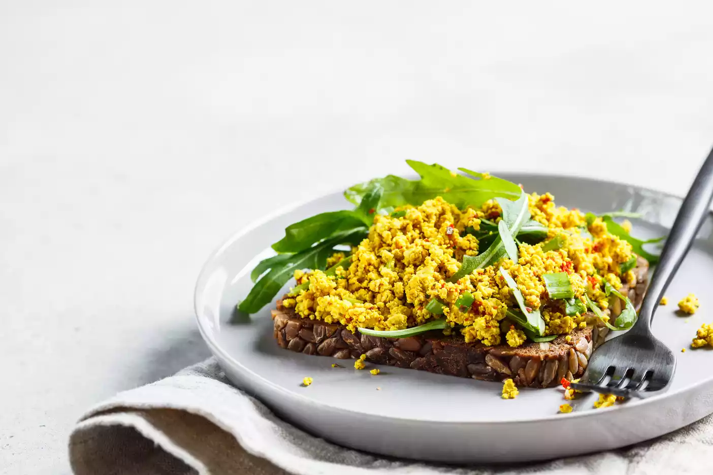 tostada con tofu salteado y rúcula desayuno vegano deporte