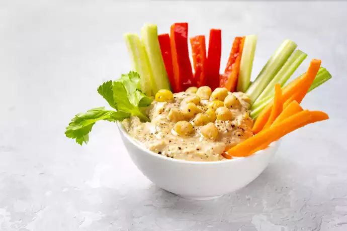 hummus con verduras crudas